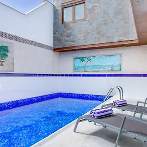 https://daniels-luxury-house.in-canary-islands.com